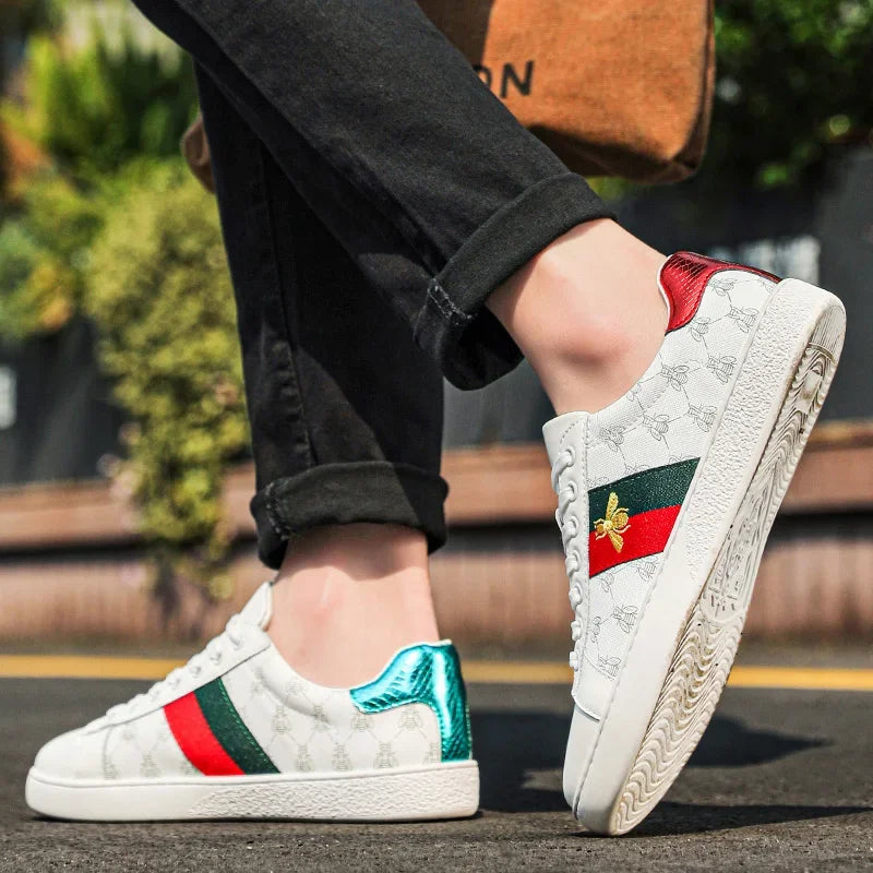 2025 High Quality Comfy Leather Skateboard Shoes Man Classic White Embroidered Bee Shoes Men Trainers Luxury Brand Sneakers Men
