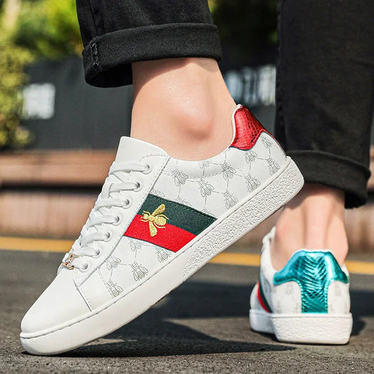 2025 High Quality Comfy Leather Skateboard Shoes Man Classic White Embroidered Bee Shoes Men Trainers Luxury Brand Sneakers Men