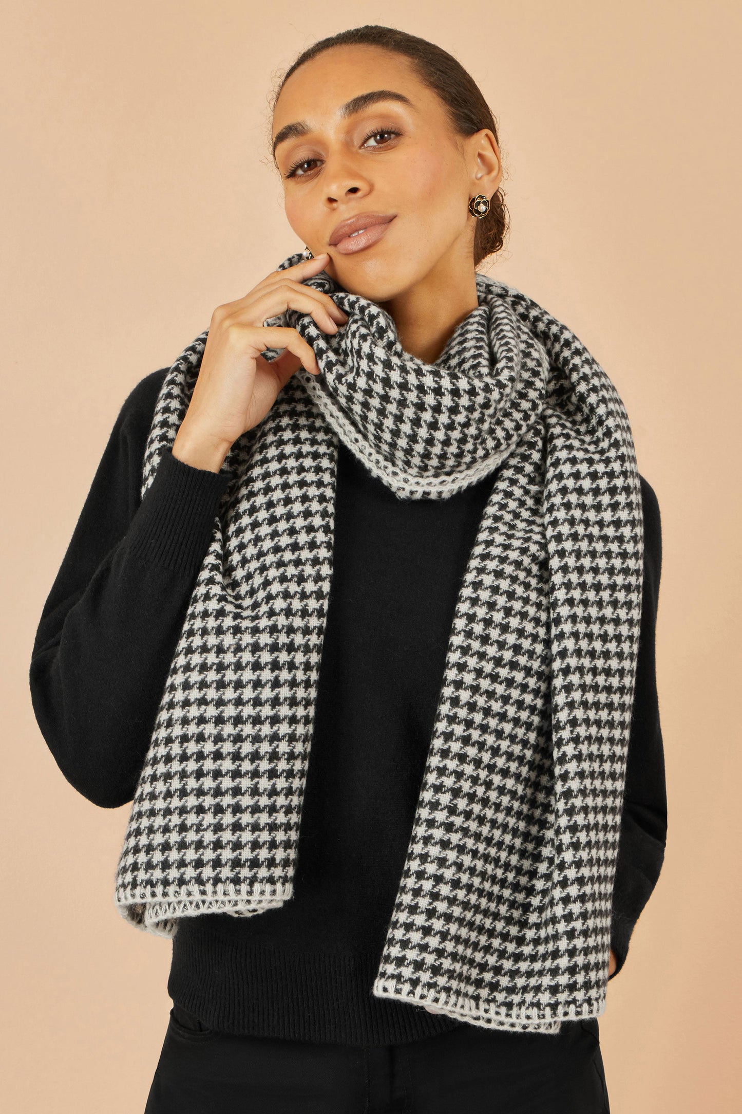 Yumi Black Dog Tooth Scarf With Stitch Detail